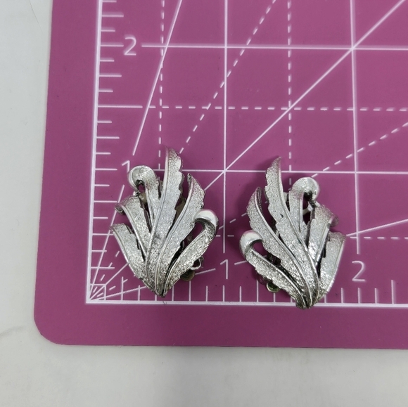 VINTAGE CORO SET OF 4 CLIP ON SCREW BACK EARRINGS PURPLE SILVER WOMEN JEWELRY - Picture 5 of 14